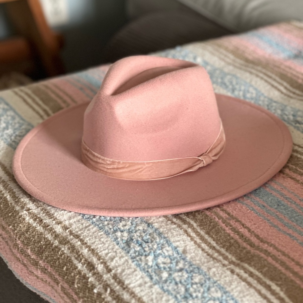 Like new- worn once for a wedding.
Champagne pink